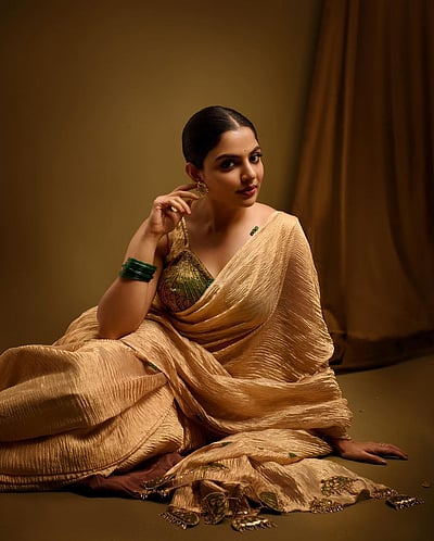 மின்னும் தேவதை...!  நிகிலா விமல்!